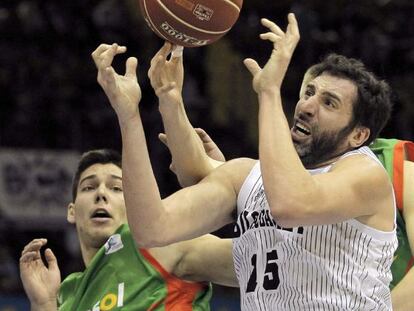 Hernangómez, a la izquierda, y el alero del Bilbao Basket Alex Mumbrú pugnan por el balón.