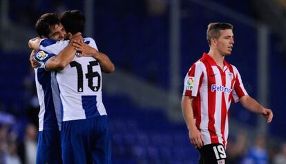 Víctor Sánchez y Javi López celebran uno de los goles ante Muniain.
