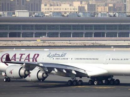 Un avión de Qatar Airways en el aeropuerto de Barajas.
