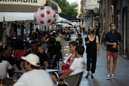 Sidewalk cafés in the Barcelona neighborhood of Poblesec.