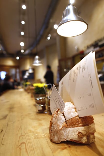 Mesa de Le Pain Quotidien en el 95 de Fuencarral.