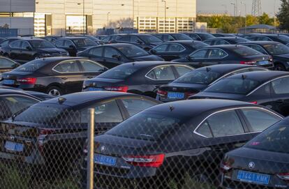 Cientos de coches de VTC, fuera de servicio debido a la baja demanda, aparcados en una zona industrial en Villaverde en Madrid. 