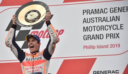 Marc Marquez levanta el trofeo de ganador, este domingo.