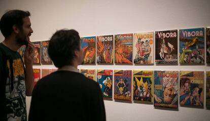 Algunas de las cien portadas de 'El Víbora' que pueden verse en la exposición del MNAC. 