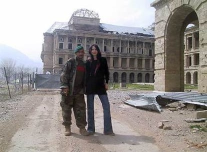 La escritora y periodista británica Andrea Busfield, con un solodado del Ejército afgano delante del palacio Darul Aman, en Kabul, en 2002