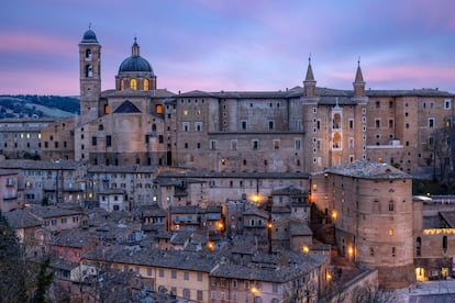 Una vista panorámica de Urbino, en la región italiana de Las Marcas.