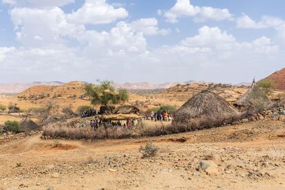 Pueblo kunama de Ebaro. El centro del pueblo está listo para recibir a todos los invitados, con comida como injera, pollo y sorgo. Los invitados acuden desde otras aldeas de los alrededores, lo que significa que entre ellas hay paz. 