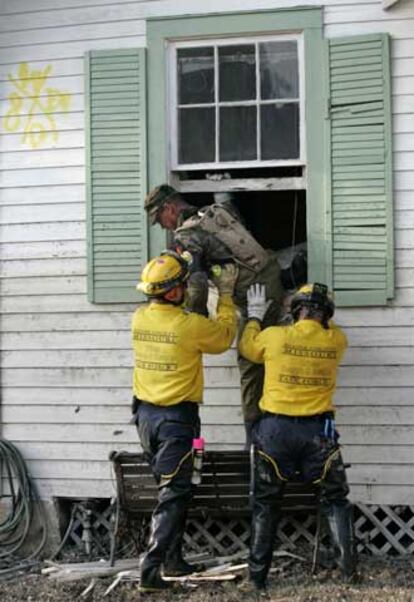 Los equipos de rescate buscan supervivientes en Nueva Orleans.