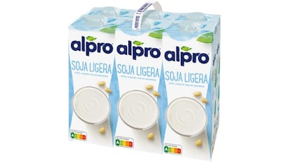 Pack de seis litros de bebida de soja ligera de la marca Alpro.