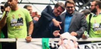 Jair Bolsonaro simulando un tiro en un muñeco de Lula.