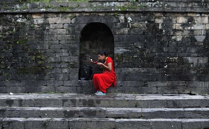 Una mujer nepal&iacute; se maquilla tras el ba&ntilde;o ritual en el r&iacute;o Bagmati en Katmand&uacute; coincidiendo con la festividad de Rishi Panchami.