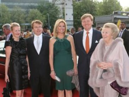 La reina Beatriz de Holanda con los príncipes Guillermo (a su derecha) y Friso con Máxima y Mabel, en abril de 2009.