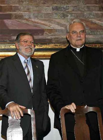 Rodríguez Ibarra, ayer, con el cardenal de Sevilla, Carlos Amigo Vallejo.