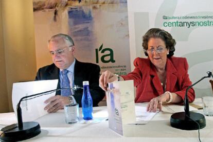 Cotino y Barberá, ayer, en la Casa Forestal de El Saler.