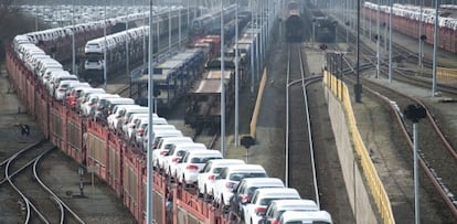 Coches Volkswagen trasladados en tren desde la planta de la compa&ntilde;&iacute;a en Wolfsburgo (Alemania).