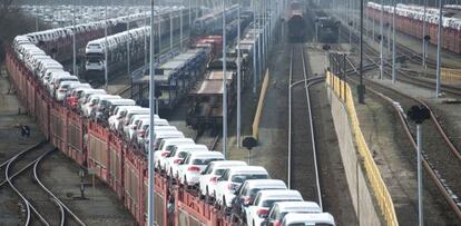 Coches Volkswagen trasladados en tren desde la planta de la compañía en Wolfsburgo (Alemania).