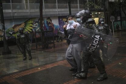 Las autoridades aseguran que hay más de 400 policías heridos. Hay más de 500 detenidos y la policía dice haber identificado a decenas de asaltantes más que están siendo buscados.