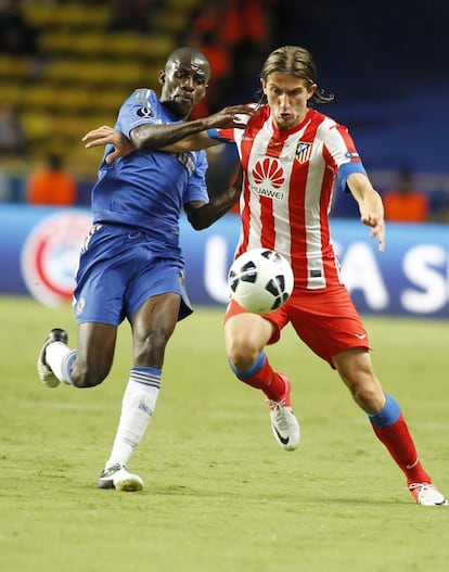 Ramires y Filipe Luis, lucha por el balón.