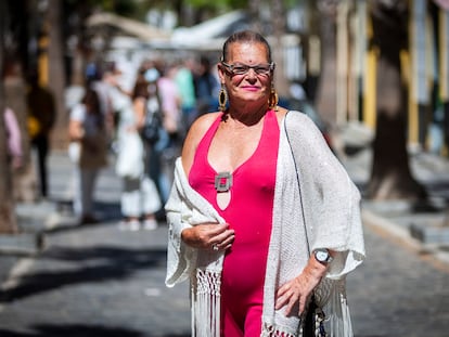 La artista transexual 'La Petróleo' posa para una foto en el barrio de La Viña en Cádiz, este pasado jueves, poco después de descubrir la calle con su nombre.