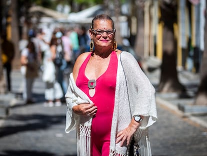 La artista transexual 'La Petróleo' posa para una foto en el barrio de La Viña en Cádiz, este pasado jueves, poco después de descubrir la calle con su nombre.