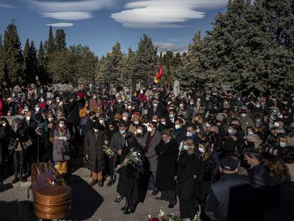 El funeral de Almudena Grandes en el Cementerio Civil de Madrid, en imágenes