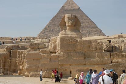 Turistas pasean por las pirámides de Egipto.