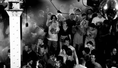 Varias personas bailan en el club The Haçienda, en Manchester, en 1989.