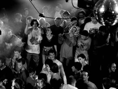 Varias personas bailan en el club The Haçienda, en Manchester, en 1989.