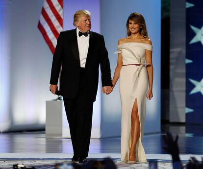 Trump y la nueva Primera Dama, que apareció con un vestido diseñado por ella misma en colaboración con Hervé Pierre.