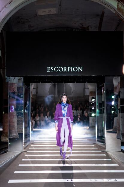 Modelo desfila para la marca Escorpion en la primera jornada de la 080 Fashion Barcelona.
