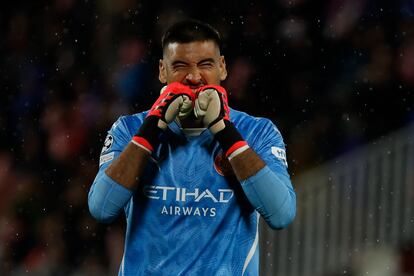 El portero del Girona Paulo Gazzaniga reacciona durante el partido de fútbol de la Liga de Campeones entre el Girona y el Feyenoord en Girona el miércoles 2 de octubre de 2024.