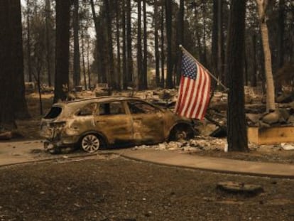 El fuego al norte de Sacramento es también el que más casas ha destruido. Los bomberos luchan para salvar mansiones en Malibú, donde se han hallado dos cadáveres