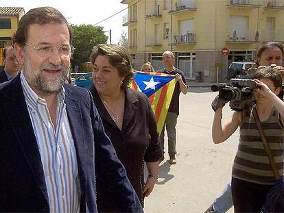 Mariano Rajoy y la presidenta del PP en Girona, Concepció Veray, ante un grupo de independentistas en Cornellà de Terri.