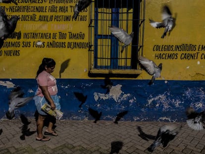 Una mujer camina en el centro de la localidad Santa Lucía Cotzumalguapa.