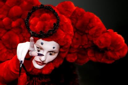 Una modelo luce un diseño de Hu Sheguang durante la China Fashion Week en Pekín (China).