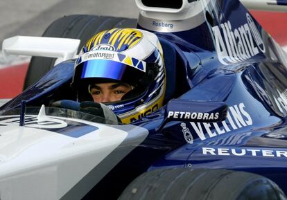 Tras la noticia se espera que Mercedes haga oficial quién será el sustituto del corredor de Wiesbaden en la escudería de las Flechas de Plata como compañero de Lewis Hamilton. En la imagen, Nico Rosberg en un coche de la escudería Williams, en una sesión de pruebas en Montmeló el 3 de diciembre de 2002.
