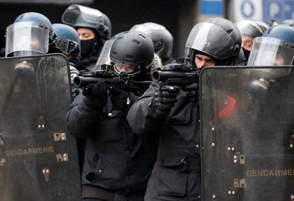 "Hoy, nuestro país necesita calma, necesita orden", había declarado el viernes en Bruselas el presidente francés Emmanuel Macron, quien anunció el lunes una serie de medidas para satisfacer parte de las demandas de los manifestantes. En la imagen, policía antidisturbios asegura un área durante la manifestación en Nantes.