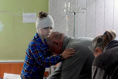 Misha, de 5 años, que perdió a su madre hace unas semanas y resultó herida durante un ataque ruso, recibe ayuda de su abuelo para vestirse en el sótano de un hospital en Mykolaiv. Turquía ha cerrado hoy momentáneamente el tráfico de cargueros por el Bósforo para recuperar e investigar un objeto flotante por sospechas de que podría tratarse de una mina marítima procedente de las costas de Ucrania.