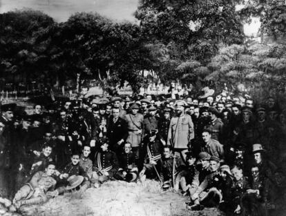 Celebración de la entrega de la Enseña Nacional, personal del Depósito de Guerra, de las Comisiones Geográficas y de la Brigada Obrera y Topográfica en mayo de 1927.