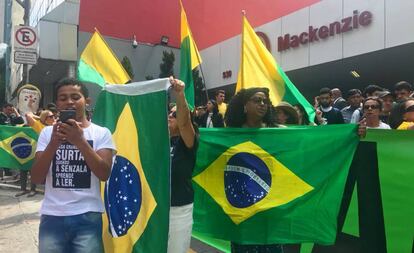 Estudantes e militantes se manifestam contra e a favor de Bolsonaro, na Universidade Presbiteriana Mackenzie