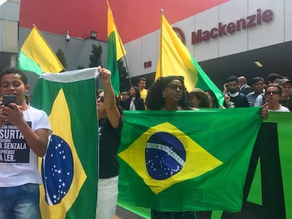 Estudantes e militantes se manifestam contra e a favor de Bolsonaro, na Universidade Presbiteriana Mackenzie