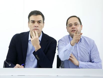 El secretario general del PSOE y candidato a presidente del Gobierno, Pedro Sánchez (i), junto al secretario de Organización y Acción electoral, César Luena (d), antes de la durante la reunión de la Ejecutiva socialista que ha presidido en la sede de Ferraz para analizar los resultados de los comicios, en los que su partido ha perdido millón y medio de votos y queda con 90 escaños.