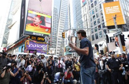 Rafael Nadal posa, en pleno Manhattan, con el trofeo que le acredita como campeón del Abierto de Estados Unidos.