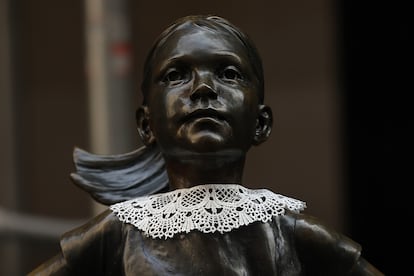 La estatua ‘Niña sin miedo’ de Wall Street amaneció con un cuello de encaje, en homenaje tras el fallecimiento de la jueza.