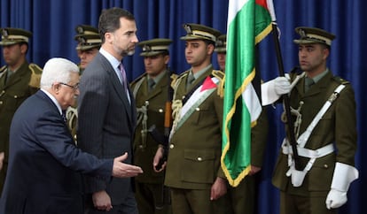 El príncipe Felipe, junto al presidente de la Autoridad Nacional Palestina, tras pasar revista a las tropas en Ramala.
