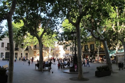 El alegre ambiente de barrio de la plaça de la Concòrdia sintentiza la esencia del distrito de Les Corts, un municipio que pasó a formar parte de Barcelona en 1897 y que, a excepción de los que acuden a visitar el estadio del Camp Nou, es obviado por la mayoría de los turistas.