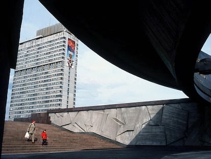 La plaza de la Victoria, un recuerdo a los defensores de Leningrado frente 
el asedio alemán en la Segunda Guerra Mundial. (2001).