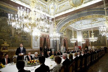 El Pr&iacute;ncipe de Asturias, Felipe de Borb&oacute;n, pronuncia unas palabras durante el brindis previo a la cena ofrecida en el Palacio Real en honor a los miembros de la Comisi&oacute;n de Evaluaci&oacute;n del Comit&eacute; Ol&iacute;mpico Internacional (COI), encargada de estudiar la candidatura de Madrid a los Juegos Ol&iacute;mpicos de 2020. El Pr&iacute;ncipe ha ratificado ante los examinadores el &#039;firme compromiso&#039; de Espa&ntilde;a con los &#039;fines y principios del olimpismo&#039;. 