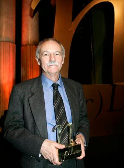 El escritor Eduardo Mendoza, con el Premio de Novela Fundación José Manuel Lara Hernández.