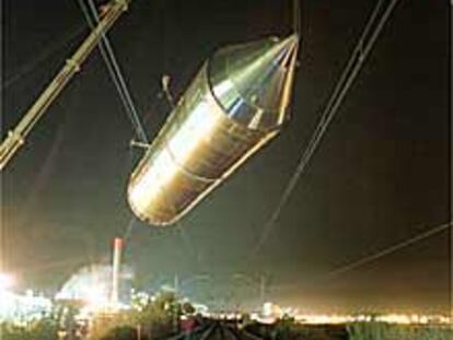 Uno de los dos silos para almacenar polvo de polipropileno que han sido instalados en la factoría Taqsa, en Tarragona